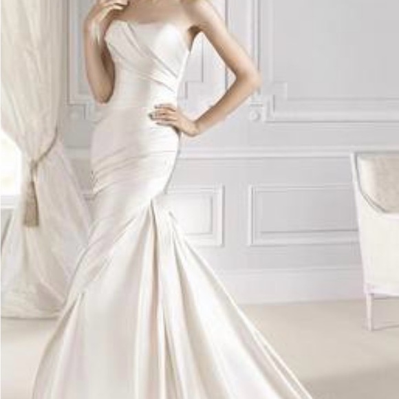 Gorgeous brand new wedding dress in oyster color - Picture 4 of 5